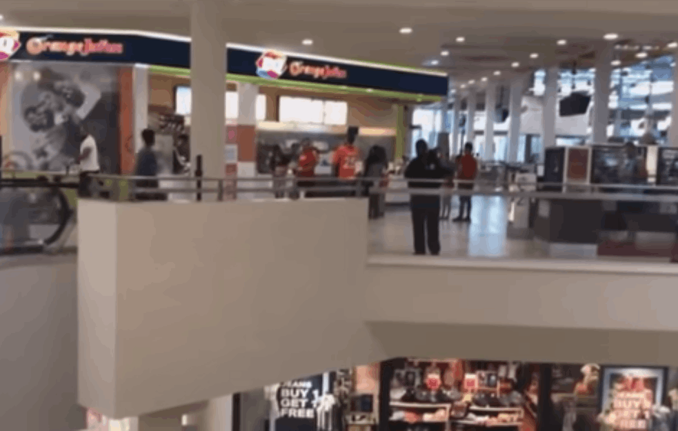 DETE POGINULO U TRŽNOM CENTRU: <span style='color:red;'><b>Dvogodišnji dečak</b></span> ISPAO OCU iz naručja na pokretnim stepenicama! (VIDEO) 
